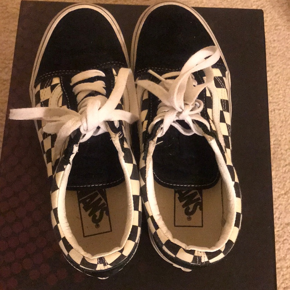 Tennis shoes